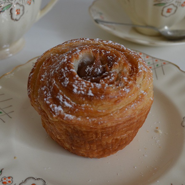 Cruffin relleno de dulce de leche